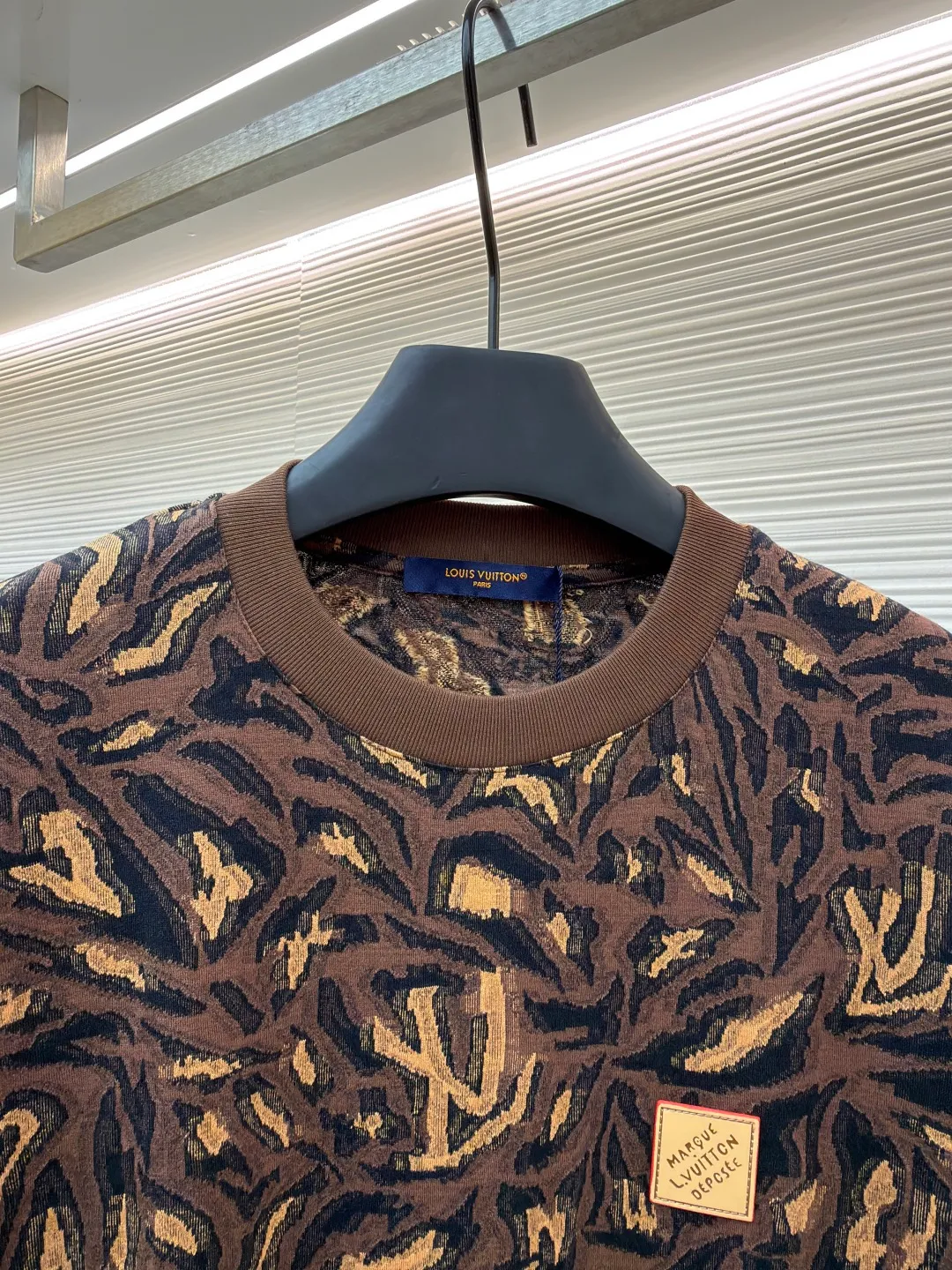 LOUIS VUITTON leopard print jacquard T-shirt ●Original version: 11100 purchased and developed ●Item number: 1682343-A65 ●Fabric: cotton fabric ●Technology: jacquard production ●Color: leopard print ●Version: fitted version ●Weight: about 190 grams ●Size: XS-S-M-L ●Description: The fabric is custom-woven for 40 seconds of combed cotton flying thread jacquard knitted fabric. The jacquard device is made according to the YB finishing point. First, a 28-cylinder flying thread jacquard machine is used to position the full-width jacquard to weave the embryonic fabric. The yarn is tightly spun and dyed in 4 groups of yarns. The finished product is destroyed and the embryo base is cut by machine. Thread, the loss rate is as high as 50%, and the cost of 1000kg base embryo is less than 600kg, so the cost increases sharply. Later, it is washed and shaped with high temperature to ensure that the pattern is positioned the same as YB. The pattern is positioned and cut by hand, the lettering table is customized, and the work is finished with positioning and sewing, and specific three-mark washing. The overall wiring is straight and delicate, the fabric is comfortable and soft, and the color is consistent without color difference. It can be matched with the same style to create a fashionable look and control various occasions. Customized accessories, complete with three standards, same style for men and women!